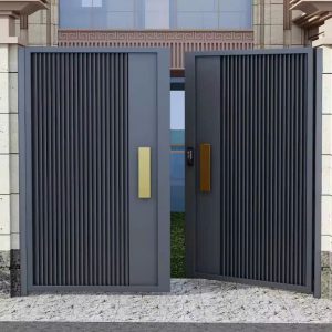 Cổng Nhôm Đôi Ghi Xám Tay Nắm Thanh Dài Vàng Đồng